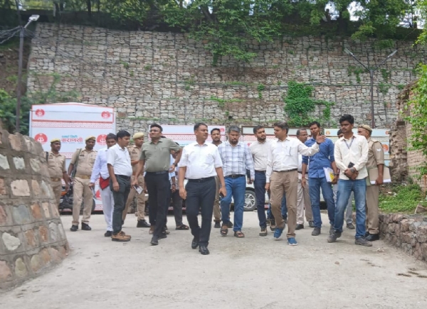 गंगा नदी पर प्रस्तावित  पुल निर्माण के लिए निरीक्षण करते कमिश्नर