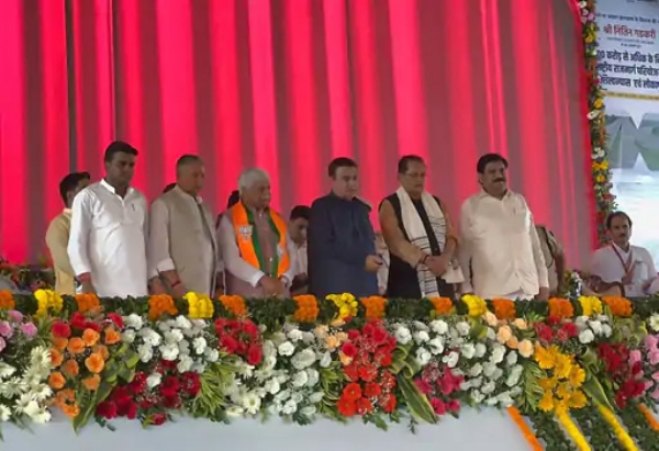 लोकापर्ण एवं शिलान्यास करते केंद्रीय सड़क परिवहन एवं राजमार्ग मंत्री नितिन गड़करी