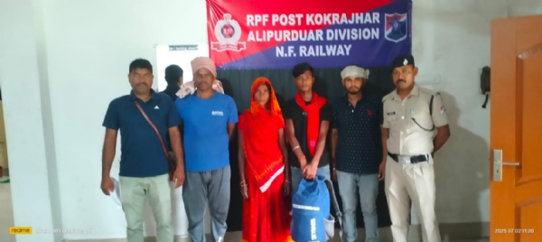 रेलवे ट्रैक से रेस्क्यू किए गए युवक को उसकी मां के सुपुर्द किया गया।