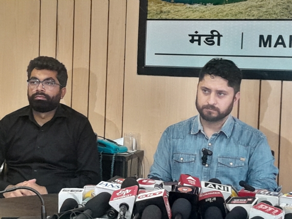 मंडी में आपदा के बारे में पत्रकारों से बात करते हुए उपायुक्त अपूर्व देवगन।