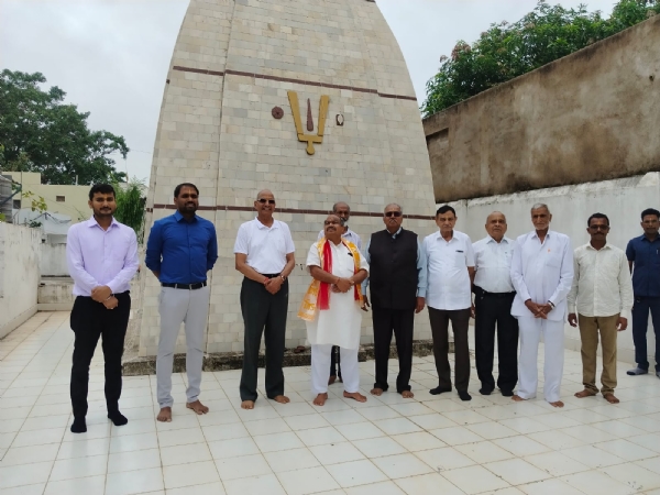 जगदीश मंदिर रायपुर के अध्यक्ष और विधायक पुरंदर मिश्रा व अन्य।