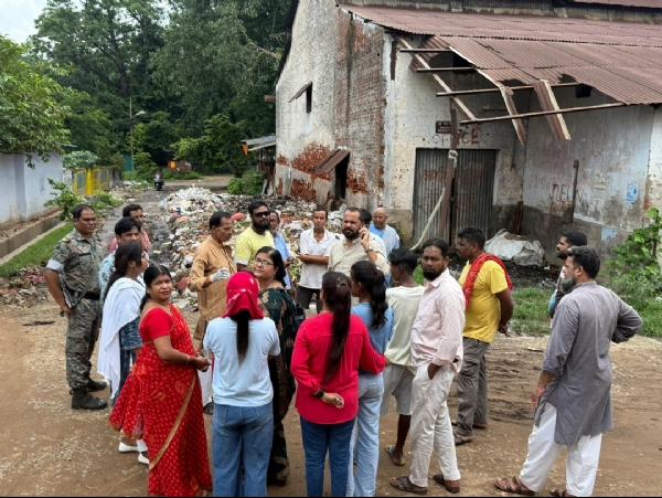ग्रामीणों की समस्या की जानकारी लेते कांग्रेस जिलाध्यक्ष आनंद बिहारी दूबे
