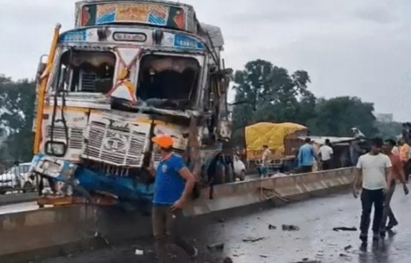 जबलपुर में ट्रक और मिनी ट्रक के बीच जोरदार भिड़ंत