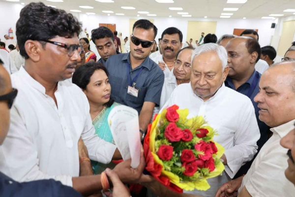 विधानसभा चुनाव से पहले जनता दल यूनाइटेड कार्यालय में  कार्यकर्ताओं और समर्थकों से मिलते  मुख्यमंत्री नीतीश कुमार