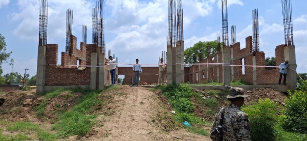 बिना अनुमति बनाए जा रहे निर्माण को सील करती बीडीए की प्रवर्तन टीम