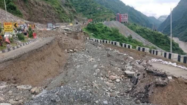 धंस रहा कैंची मोड़