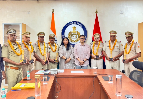 सेवानिवृत्त कर्मचारी पुलिस उपायुक्त मुख्यालय अभिषेक जोरवाल व अन्य कर्मचारियों के साथ