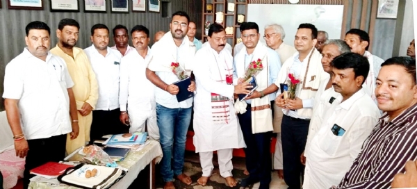 अभ्यर्थियों को सम्मानित करते पांकी विधायक