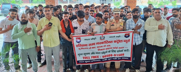 पानीपत बस स्टैंड पर नशे के खिलाफ शपथ दिलाते कार्यक्रम एवं पुनर्वास प्रभारी उप निरीक्षक डॉ. अशोक कुमार वर्मा