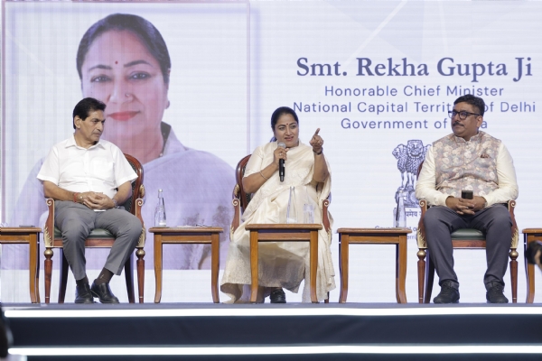 दिल्ली स्थित भारत मंडपम में आयोजित ग्लोबल आउटरीच समिट 2025 को बुधवार को संबोधित करती मुख्यमंत्री रेखा गुप्ता