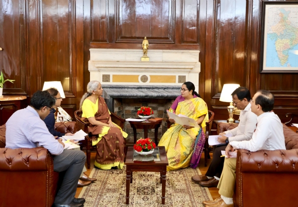 दिल्ली में 17 जुलाई को केंद्रीय वित्त मंत्री निर्मला सीतारमण के साथ मुलाकात करती दिल्ली की मुख्यमंत्री रेखा गुप्ता (फाइल फोटो)