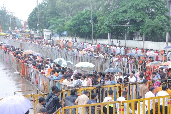 दो किमी लम्बी कतार ओर बारिश भी नहीं रोक पाई आस्था के सैलाब को