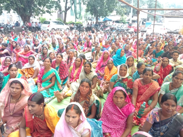 गांधी मैदान के मंच में प्रदर्शन करती हुई रसोइया।