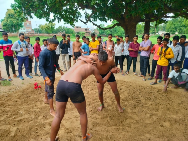क्षेत्रीय विद्यालयी कुश्ती प्रतियोगिता में दाव आजमाते पहलवान।