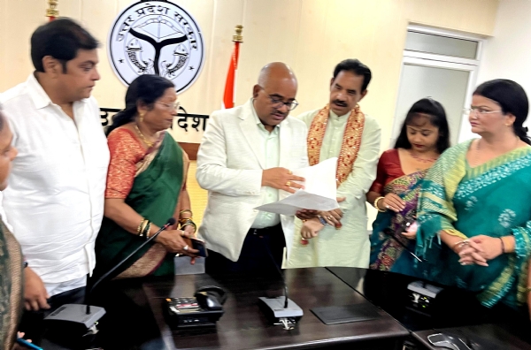 कानपुर में भाजपा महिला मोर्चा के द्वारा सपा सांसद डिंपल यादव के विरुद्ध दिए गए आपत्तिजनक बयान के विरोध में जिला अधिकारी को राजपाल को संबोधित ज्ञापन दिया का छायाचित्र