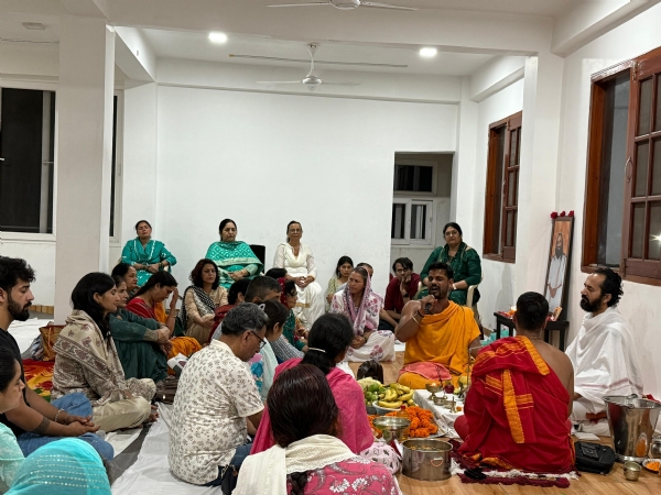 रूद्र पूजा करते हुए आर्ट आफ लिविंग के सदस्य।