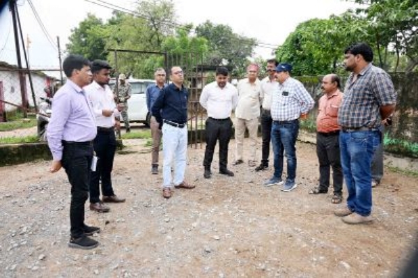 कलेक्टर और आयुक्त विकास कार्यो व प्रस्तावित कार्यो का स्थल निरीक्षण करते हुए