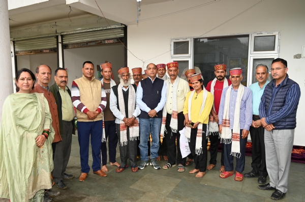श्रीराम लंगर समिति के सेवादारों के साथ जयराम ठाकुर।