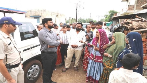 कलेक्‍टर ने किया शहर की विभिन्‍न स्‍लम बस्तियों का निरीक्षण