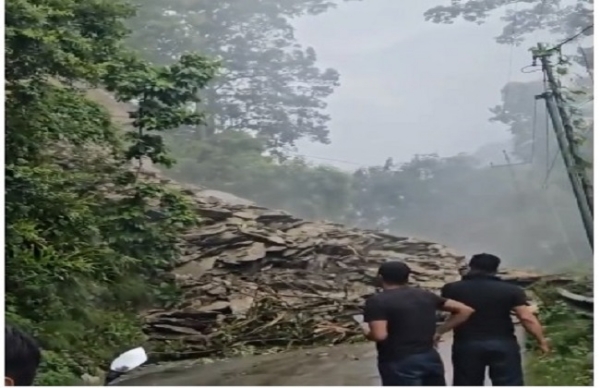 बारिश से पहाड़ों में भूस्खलन