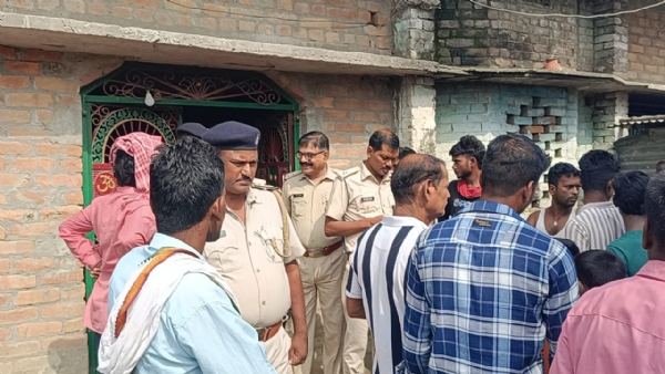 घर में फंदे से लटकटा मिला महिला का शव