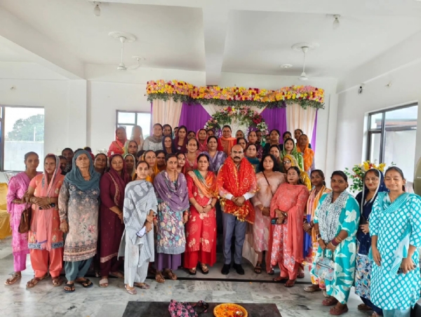 महिला नेताआं के साथ अखनूर के विधायक््