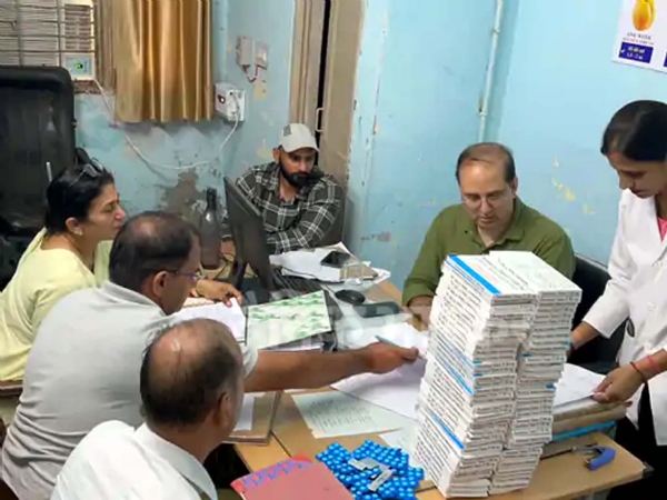 सीएचसी में जांच पड़ताल करते सीएम फ्लाइंग टीम।