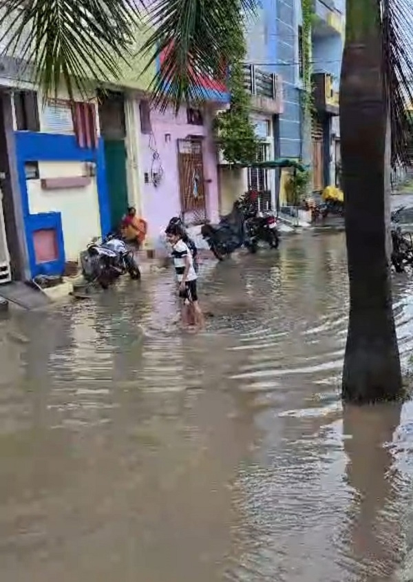 सांई आर्या कालोनी में घुटने भर पानी
