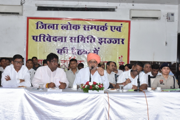 झज्जर जिला परवेदना समिति की बैठक में जन समस्याएं सुनते कृषि मंत्री श्याम सिंह राणा।