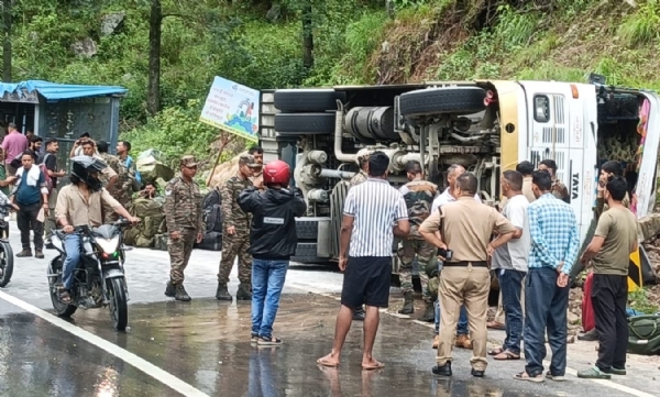 बदरीनाथ हाइवे पर पलटा सेना का वाहन।