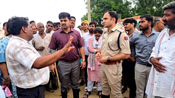 धााैलपुर में  डीएम आर एसपी ने लिया हालात का जायजा।