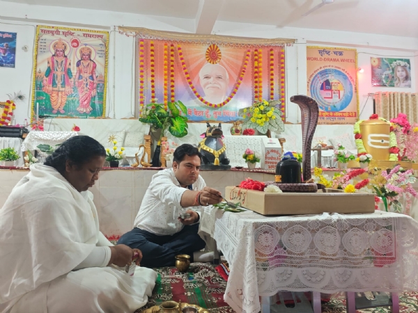 अनुष्ठान में शामिल श्रद्धालु और अतिथिगण