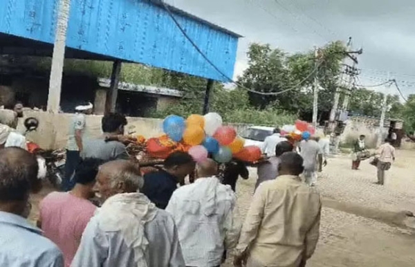 ढोल-बाजों के साथ अंतिम यात्रा निकालते हुए ग्रामीण।