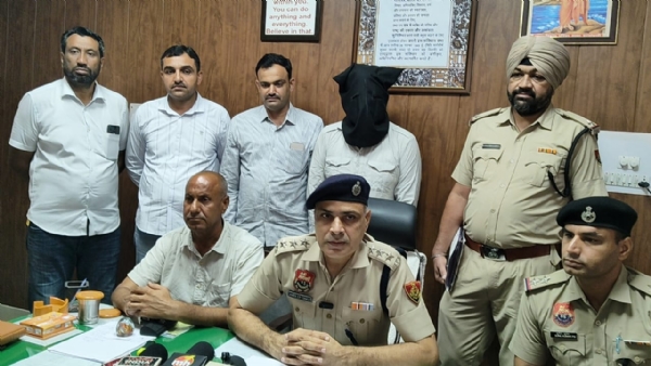 नशा तस्करी का खुलासा करते डीएसपी संदीप धनखड़।