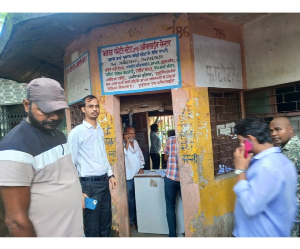 दुकान सील करने की कार्रवाई करते सहायक नगर आयुक्त