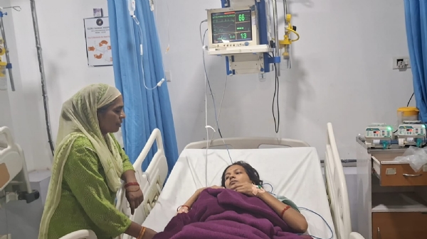 पलवल के गुरूनानक अस्पताल में  मनीषा उरचार करवाती हूई