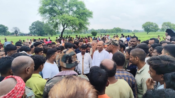 घटनास्थल पर लगी भीड़