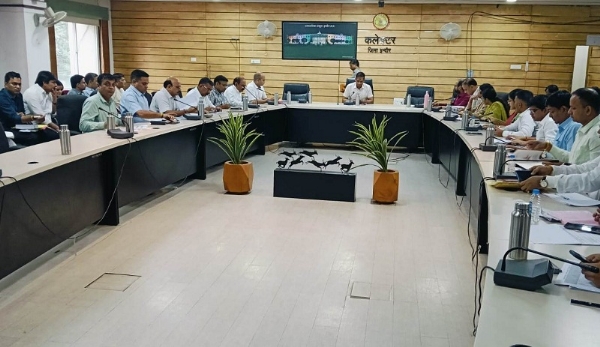 कलेक्टर की अध्यक्षता में राजस्व अधिकारियों की बैठक