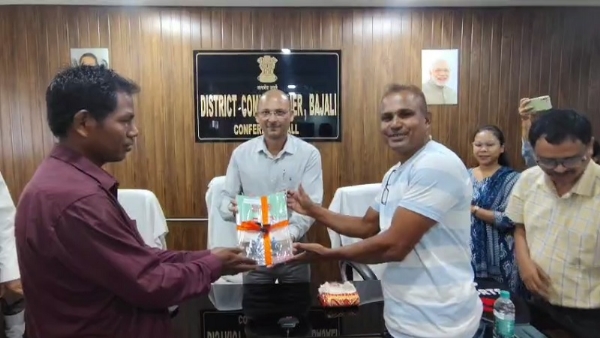 असमः बजाली जिला आयुक्त कार्यालय में कृषि यांत्रिकीकरण उप योजना के तहत ट्रैक्टर वितरण का दृश्य