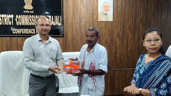 असमः बजाली जिला आयुक्त कार्यालय में कृषि यांत्रिकीकरण उप योजना के तहत ट्रैक्टर वितरण का दृश्य