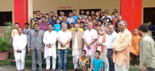 बच्चों एवं स्टाफ के साथ चंपत राय