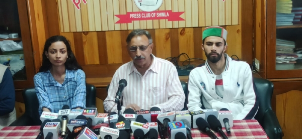 थुनाग कॉलेज के छात्र व अभिभावक