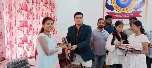 श्याेर  सक्सेेस कोचिंग सेंटर में रूपम सोनाली को किया गया सम्मानित