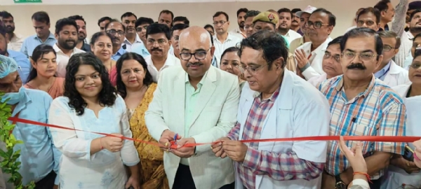 जिलाधिकारी लैब का उद्घाटन फीता काटते हुए