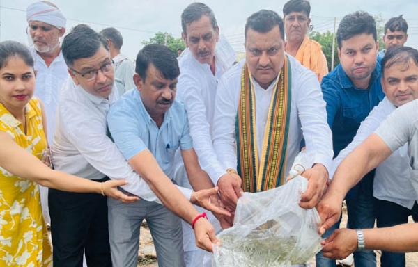 सोनीपत: गांव बिचपड़ी में रैंचिंग कार्यक्रम अंतर्गत प्रदीप सांगवान तालाब  में मछली बीज छोड़ते हुए