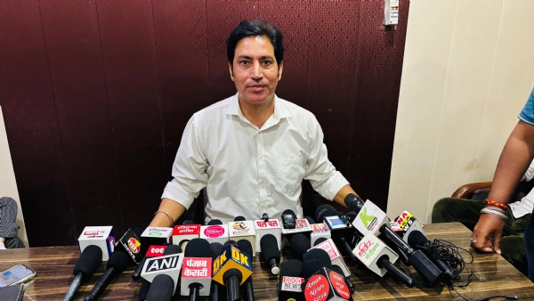 मीडिया से बातचीत करते सर्वमित्र कंबोज।