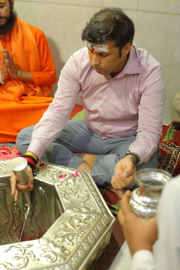 दूधेश्वरनाथ में रुद्राभिषेक करते नव नियुक्त जिलाधिकारी