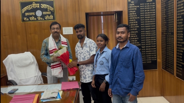 मुलाकात करते प्रतिनिधिमंडल सदस्य