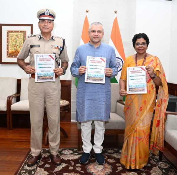 रेल मंत्री अश्विनी  वैष्णव एवं राष्ट्रीय महिला आयोग की अध्यक्ष  विजया रहाटकर की उपस्थिति में मानव दुर्व्यापार को रोकने के लिए एक समझौता ज्ञापन पर किए हस्ताक्षर