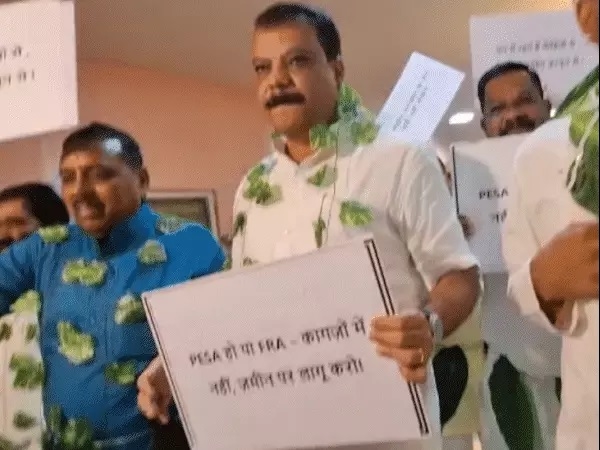 कांग्रेस ने विधानसभा में पेसा कानून को लेकर किया प्रदर्शन